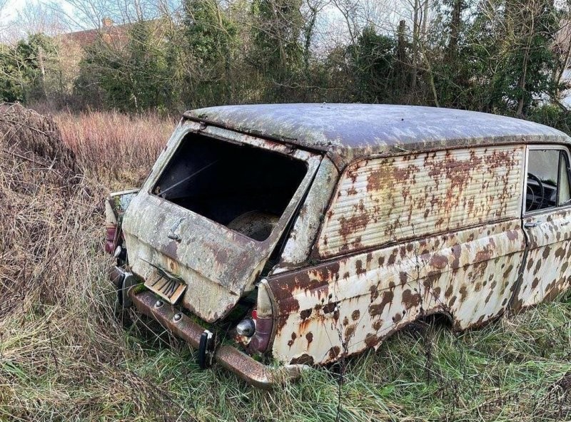 Коллекционер и реставратор из Англии нашел ржавый «Москвич-434П» и хочет его восстановить