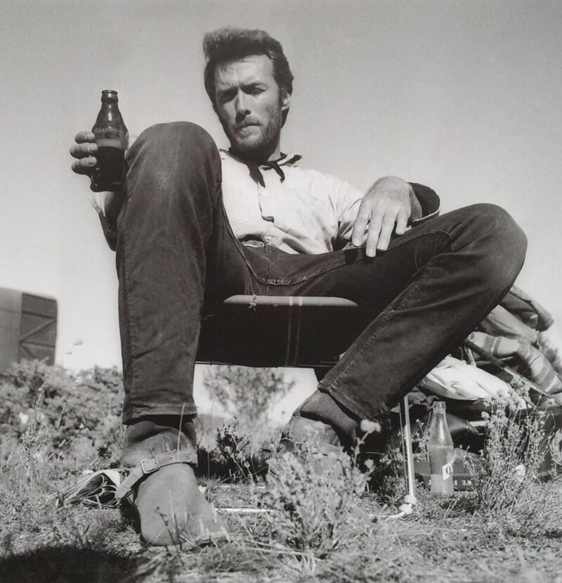 Клинт Иствуд во время перерыва на съемках фильма «Хороший, плохой, злой» 1966 года