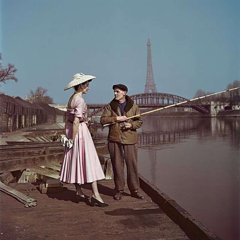 Модель Dior на берегу Сены. Париж. 1948 год. Модель - слева!