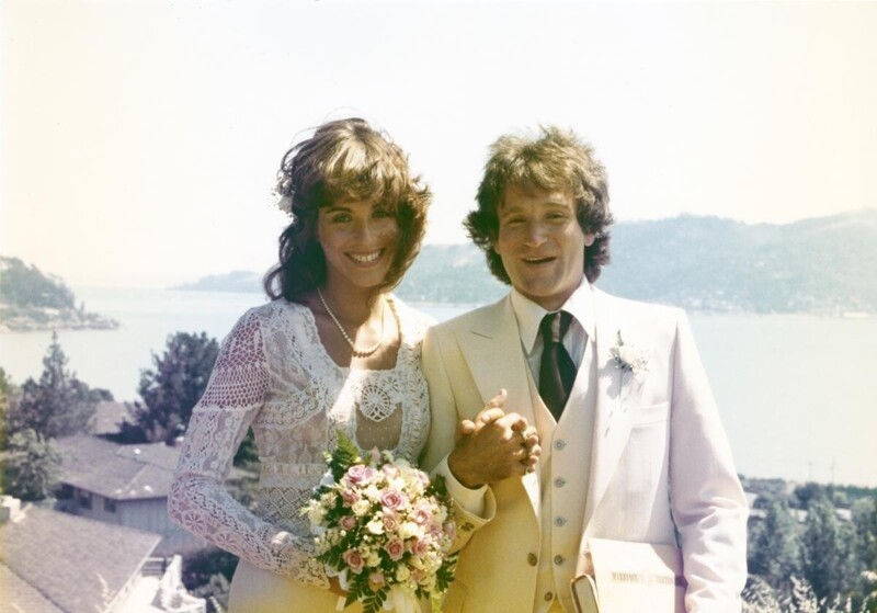 Робин Уильямс и его первая жена Валери Веларди улыбаются в день своей свадьбы, 1978 год