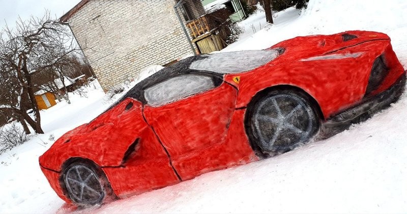 Семейная пара слепила из снега красный Ferrari в натуральную величину