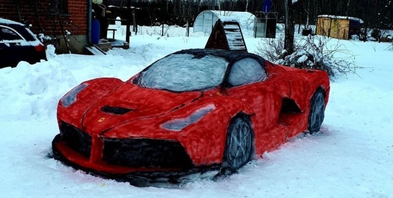 Семейная пара слепила из снега красный Ferrari в натуральную величину