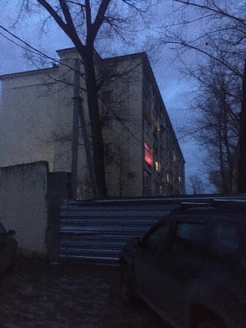 Заехать домой - раскошеливайся: перед многоэтажкой в Ростове вырос платный шлагбаум