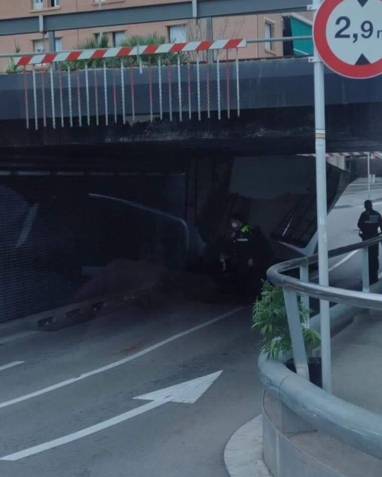Барселонский "мост глупости" поймал грузовик с саженцами  марихуаны
