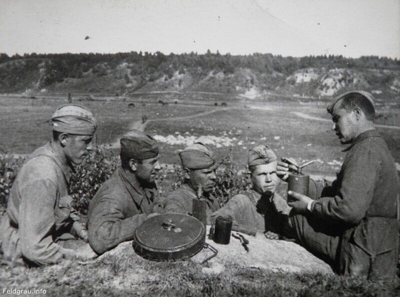 Опытный сапёр проводит занятия по устройству немецких мин.В руках боец держит мину Sprengmine 35 (SMi35,S-Mine 35,schrapnellmine 35)