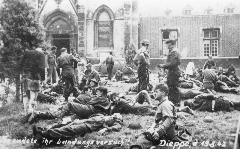 Пленные солдаты союзников на улице французского города Дьепп