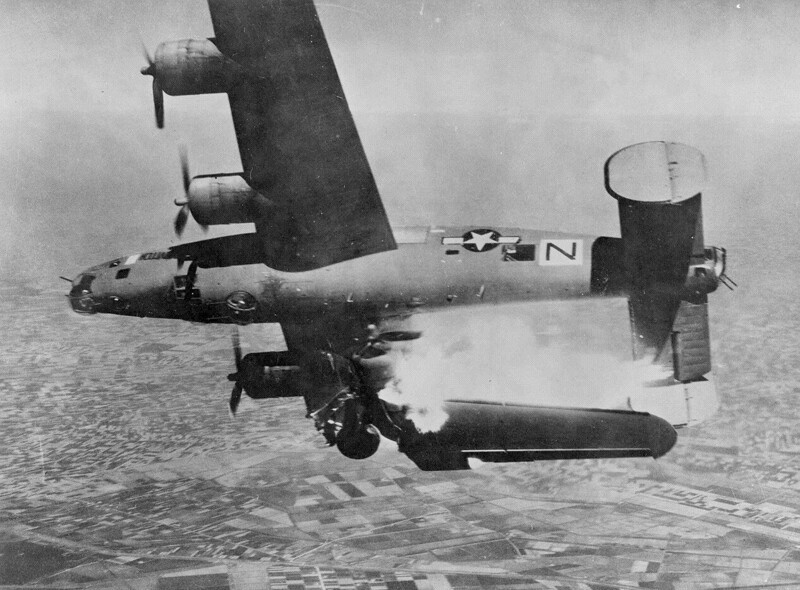 Бомбардировщик B-24L-10 «Либерейтор», сбитый зенитной артиллерией над итальянским городом Луго. 10 апреля 1945 года