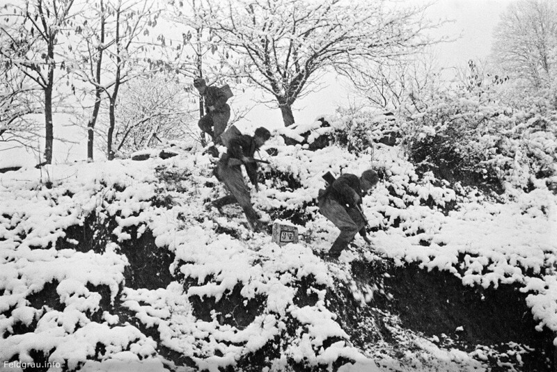 Советские разведчики спускаются по горному склону в Карпатах.1944 год.Фотограф Аркадий Шайхет