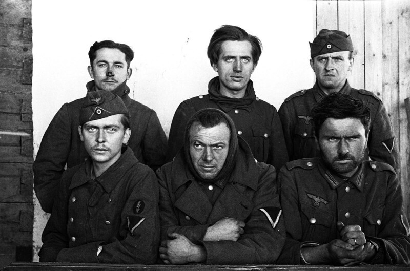 Групповое фото пленных солдат вермахта из группы армий "Центр". 1943 год