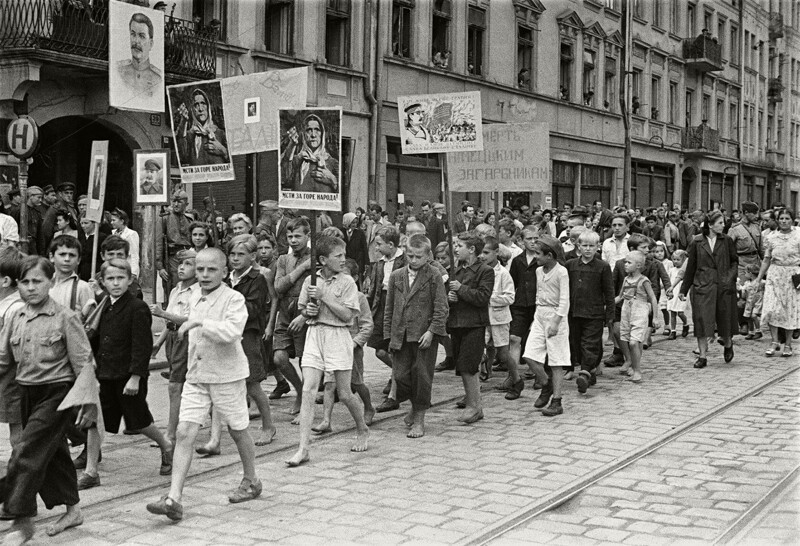 Дети с плакатами на митинге, посвященном освобождению Львова. 29-30.08.1944 год