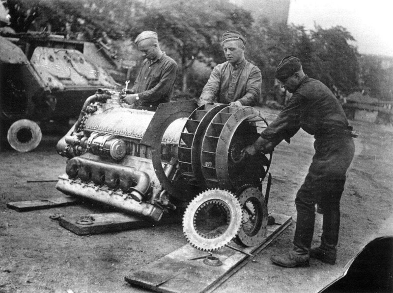 Красноармейцы за ремонтом двигателя тяжелого танка ИС-2