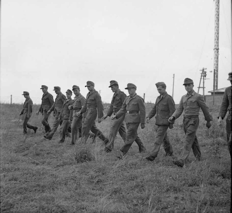 Немецкие военнопленные после разминирования поля проходят по нему, гарантируя результат. Королевство Дания. 1945 год
