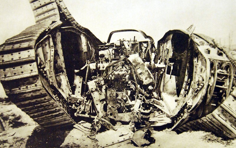 Британский танк Mark после попадания артиллерийского снаряда.1917 год.