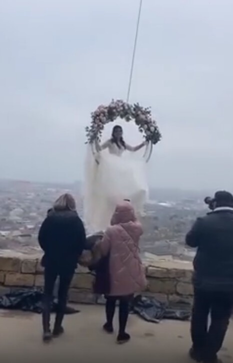 "Жених сразу хочет стать вдовцом?": в соцсетях обсуждают модную традицию на свадьбах в Дербенте