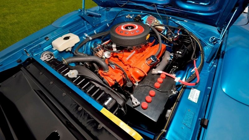 7,2-литровый V8 мощностью 375 лошадиных сил - стандартное оборудование. Был доступен также двигатель Hemi мощностью более 400 лошадей!