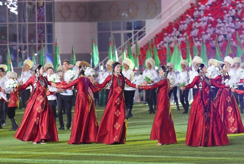Нет спектаклей о счастье и настройщиков фортепиано: глава Туркмении устроил разнос министру культуры