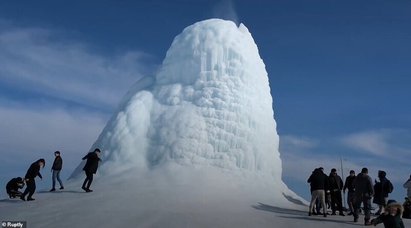 В Казахстане возник ледяной вулкан