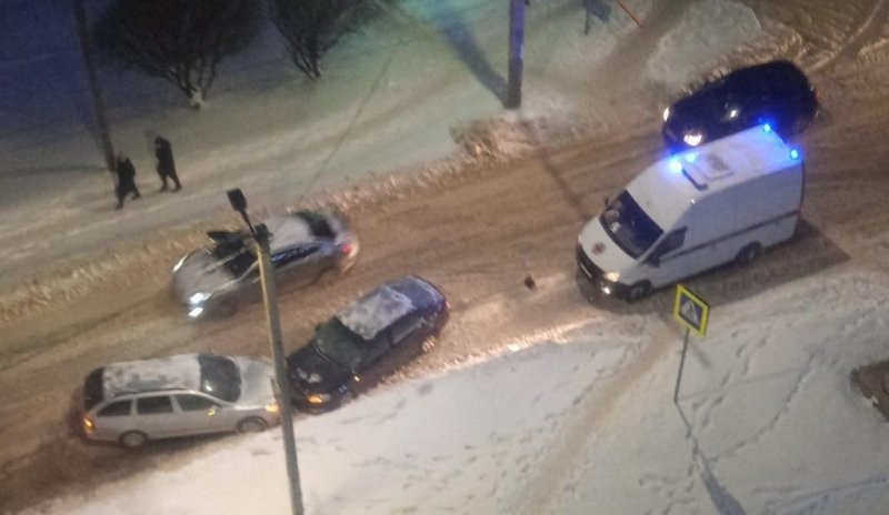 В Смоленске водитель сбил двух пешеходов и протаранил встречный автомобиль