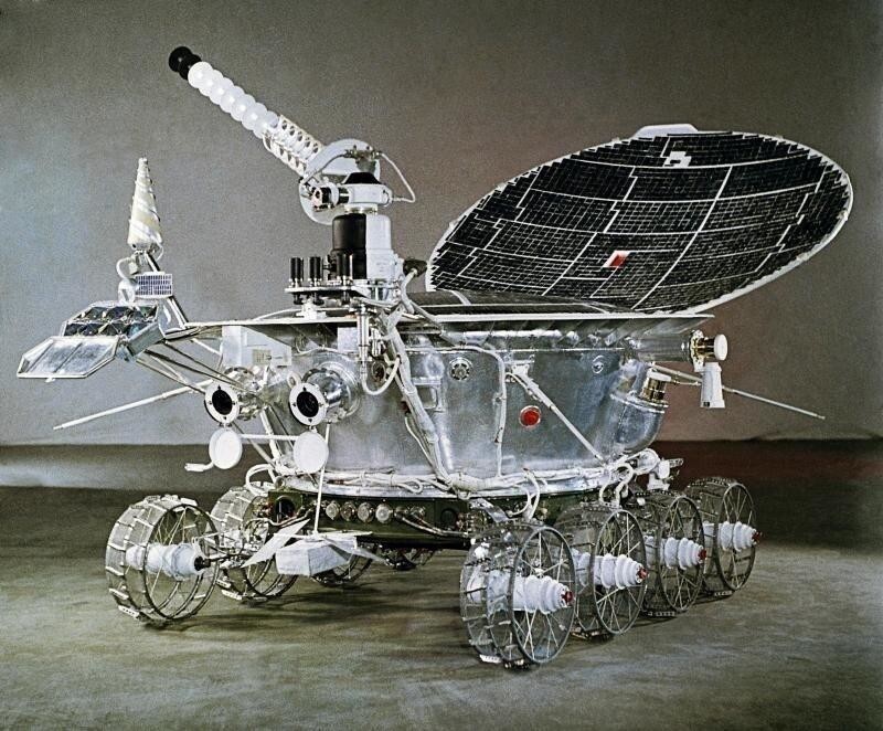 17 ноября 1970 г. на Луне начал работать первый в мире самоходный аппарат — «Луноход-1»