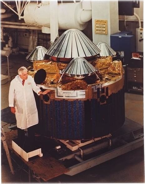 Пионер-Венера-2. Вхождение в атмосферу, научные исследования. Единственный спускаемый аппарат США, передавший данные с поверхности Венеры. Работал в течение 68 мин. после посадки. 1978 год