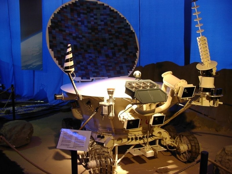 «Луноход-2» (8ЕЛ № 204) — второй из серии советских лунных дистанционно управляемых самоходных аппаратов-планетоходов «Луноход» (проект Е-8).