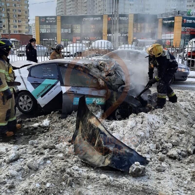 В Петербурге водитель снегоуборщика успел потушить загоревшееся авто до приезда пожарных