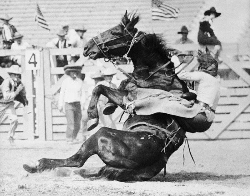 Фокс Гастингс, ковбойша и наездница, на первом ежегодном родео в Лос-Анджелесе примерно в 1920-х годах