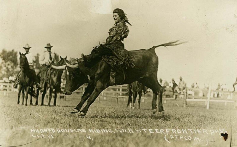 Милдред Дуглас верхом на диком быке, Шайенн, Вайоминг, 1917 год