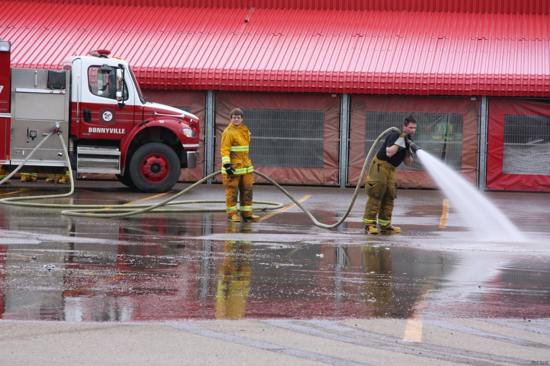 Пожарные без воды. Мойка пожарного автомобиля. Машина пожаротушения. Пожарник со шлангом. Пожарная машина с брандспойтом.