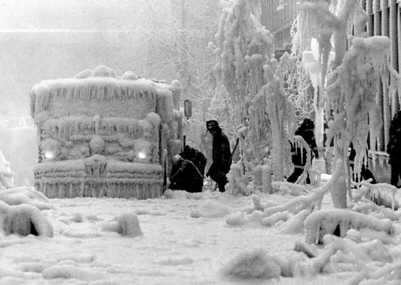 После тушения пожара в отеле, зима 1980 года, Бруклин, США