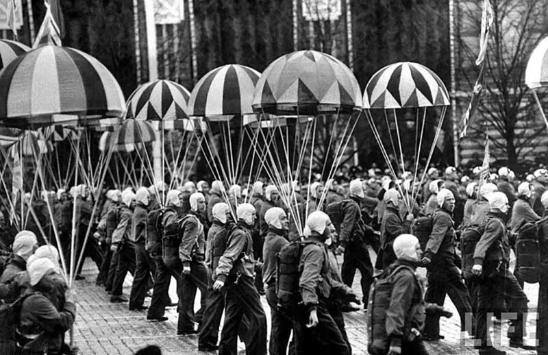 Колонна Всесоюзной секции парашютного спорта на Первомайской демонстрации на Красной площади, 1 мая 1958 года, Москва