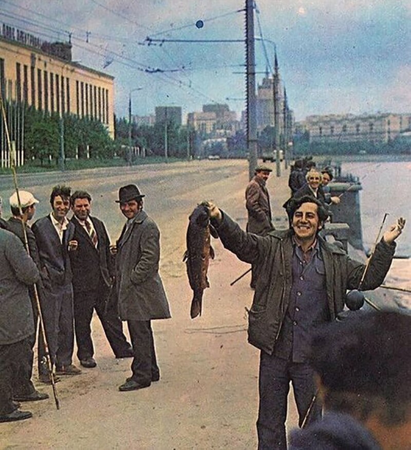 "Поймал!" Москва, 1971 год  Да, было время когда в Москва - реке рыба водилась