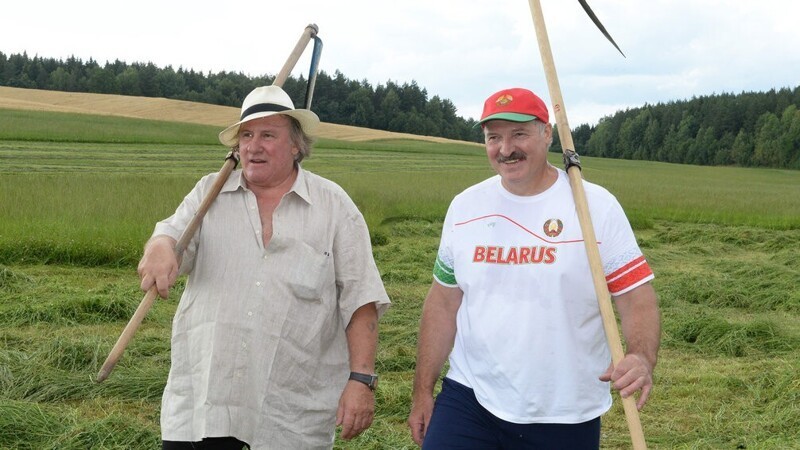На новом президентском сайте выставили Лукашенко без усов