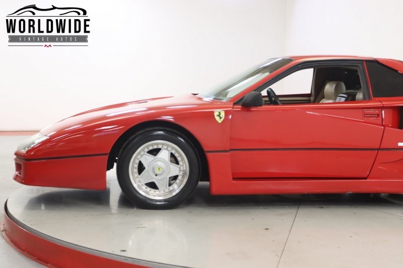 Реплика Ferrari F40, которая очень старается имитировать икону из Маранелло