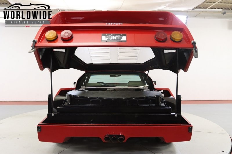 Реплика Ferrari F40, которая очень старается имитировать икону из Маранелло