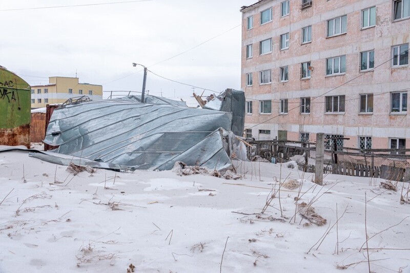 Сорванные крыши и улетающие люди: в Магадане вторые сутки бушует сильнейший ураган