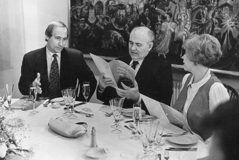 10 февраля 1990 года. Горбачев продал ГДР