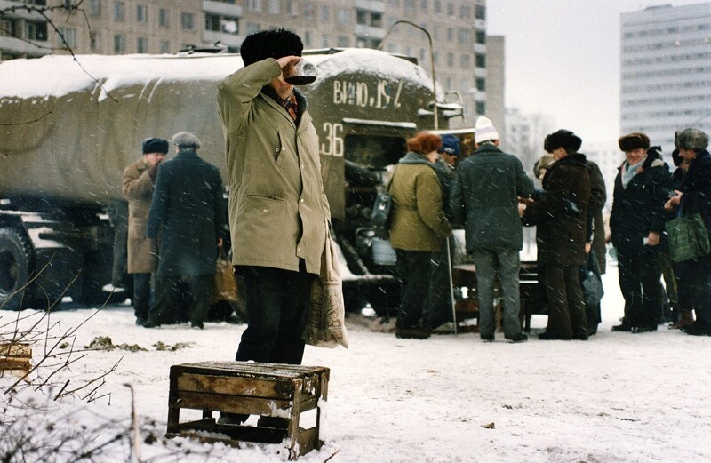 Продажа вина из цистерны в Москве. Декабрь 1991 г.