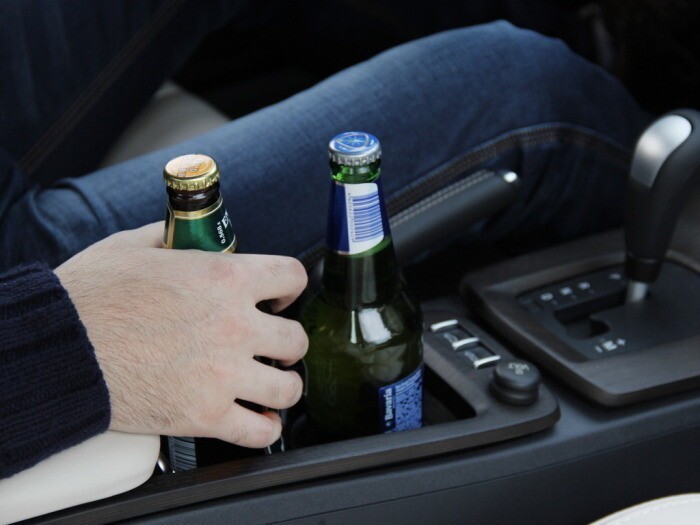 Можно ли распивать алкогольные напитки за рулем припаркованного автомобиля?