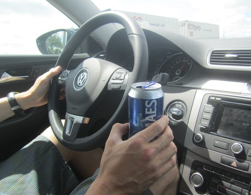 Можно ли распивать алкогольные напитки за рулем припаркованного автомобиля?