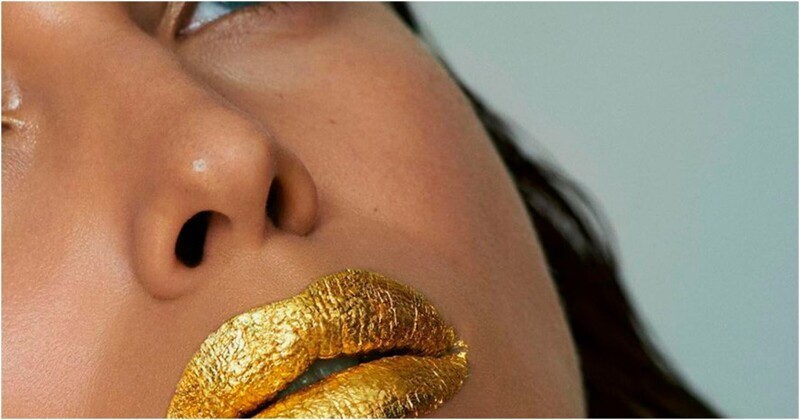 Ирина Шейк выложила откровенное видео для рекламы косметики с золотом