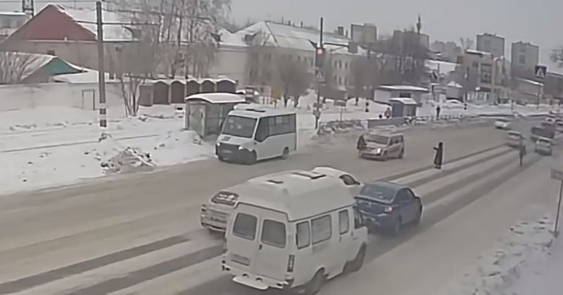 Авария дня. Ульяновский таксист сбил молодую девушку