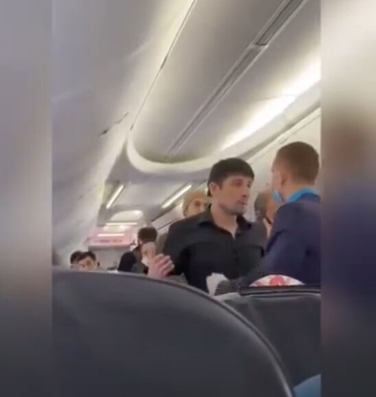 "Нас похитили!": пассажиры самолета устроили истерику из-за незапланированного изменения маршрута