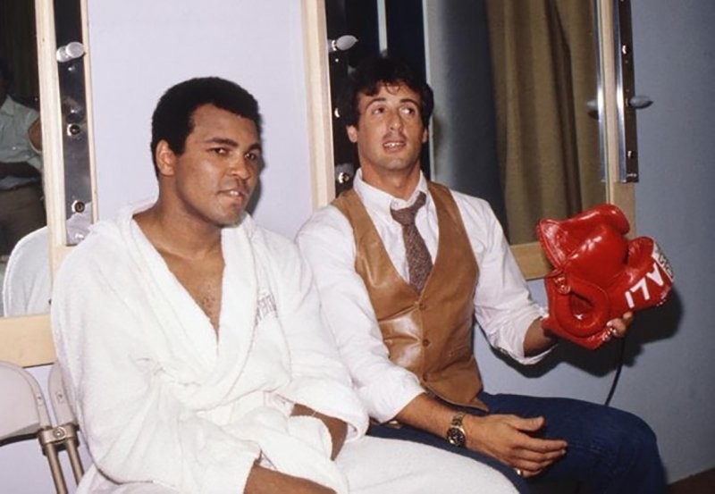 Сильвестр Сталлоне в раздевалке Мохаммеда Али перед боем Али против Ларри Холмса, 1980 год