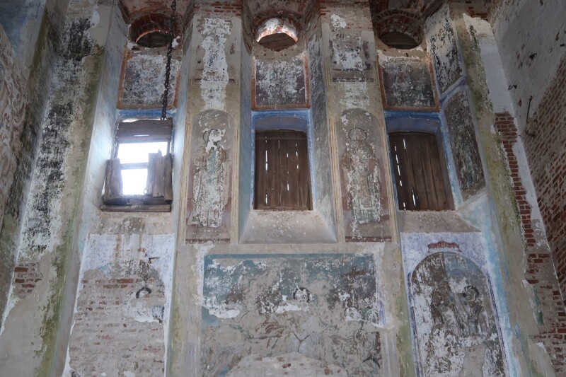 Внутри еще видны остатки росписей, церковь полностью бесхозная