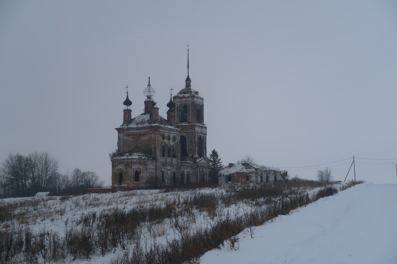 На окраине села в чистом поле стоят 2 старинные церкви: Никольская и Флора и Лавра