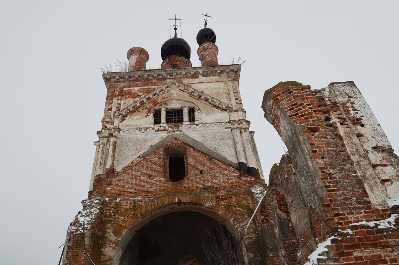 Церковь сильно разрушена, кирпичные своды обвалились