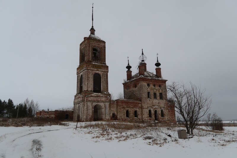 Стоят они рядом с друг другом, Никольская церковь 1750 года- сильно разрушена (на заднем плане)