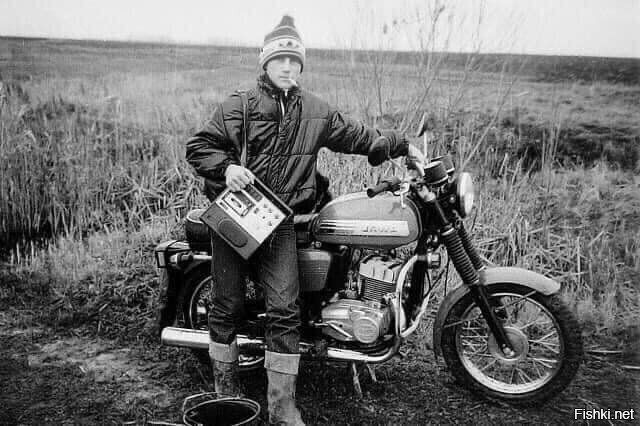 Модный парень держит мотоцикл «Ява-634» и кассетник «Весна-202» (крышка отде...