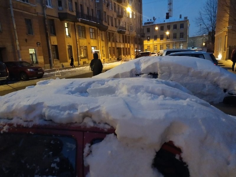 Петербургские коммунальщики повредили припаркованную машину и присыпали вмятины снегом